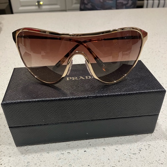 Prada - Picture 2 of 5